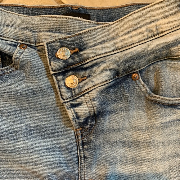 Express light wash crossover skinny jeans. Size 2. - Picture 4 of 9